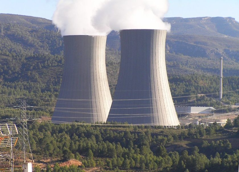 Photo of the Cofrentes (Spain) nuclear power plant cooling towers taken on 2005-05-22 Zdroj: Wikipedia (Roberto Uderio).