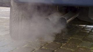 Emise z výfuku automobilu