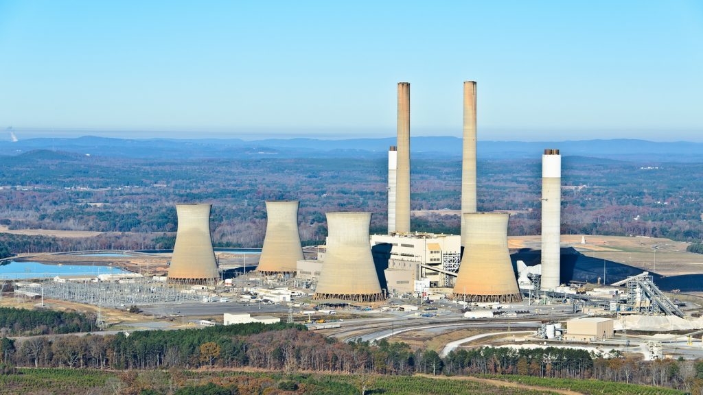 Elektrárna Bowen je s instalovaným výkonem 3,5 GW jednou z největších uhelných elektráren v USA. Zdroj: Sam Nash / Wikimedia Commons / CC-BY-SA-3.0