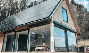 Hybridní solární střecha dodá domu elektřinu i teplo