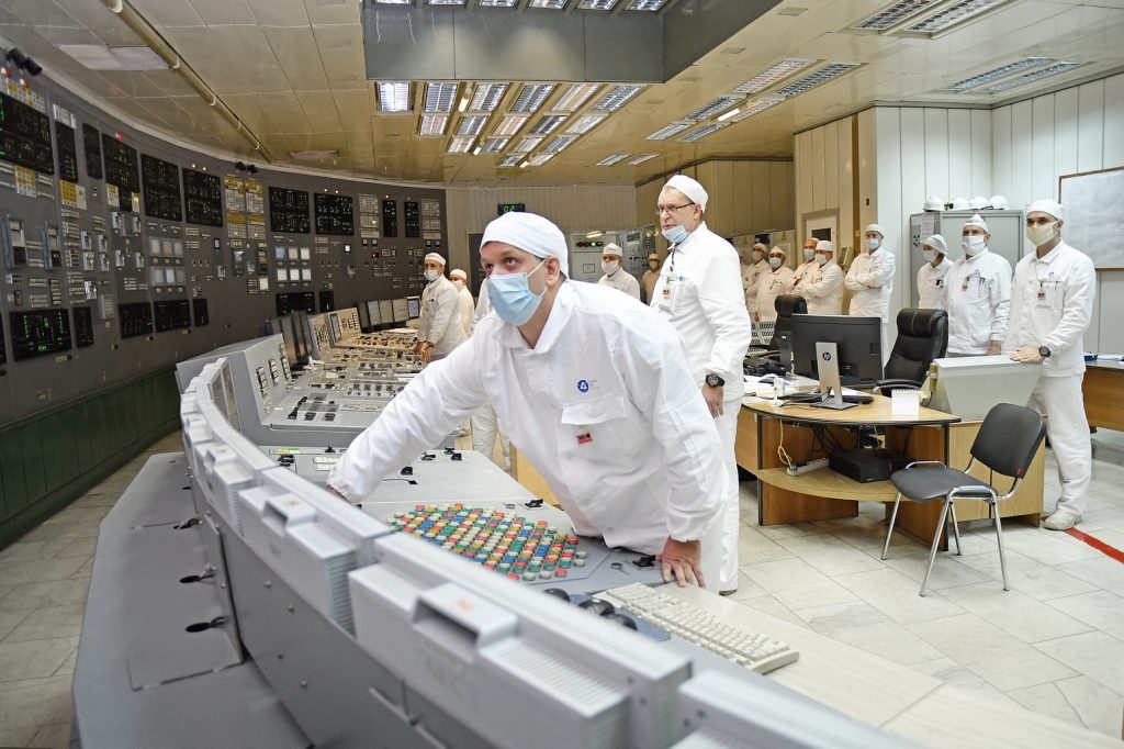 Operátoři blokové dozorny naposledy odstavují reaktor JE Kursk 1