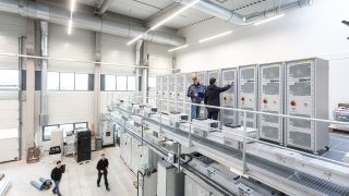 Laboratoř Fraunhoferova institutu ISE ve Freiburgu umožňuje velmi přesnou charakterizaci elektrických vlastností střídačů až do výkonu 10 MW. Zdroj: Fraunhofer ISE