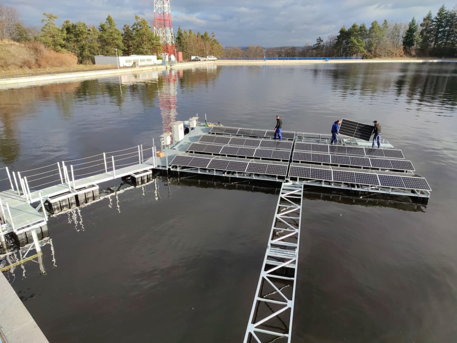 Dokončovací práce na plovoucí FVE Štěchovice v prosinci 2021