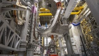 U tokamaku ITER už dochází k instalaci samotného jeho zařízení (zdroj ITER).