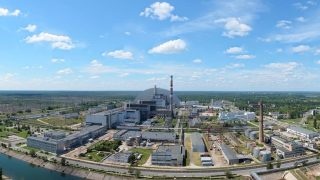 Fotografie areálu čtvrtého bloku na fotografii, která doprovázela první zprávu obnoveného oficiálního webu Černobylské jaderné elektrárny 14. dubna 2022 (Černobylská jaderná elektrárna).