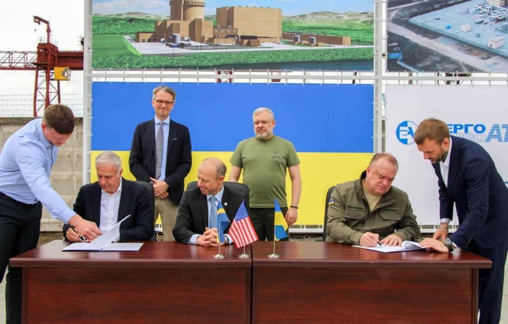 Dohoda mezi zástupci společností Energoatom a Westinghouse byla podepsána 6. června 2022 na Chmelnické jaderné elektrárně. Zdroj: FB Energoatom