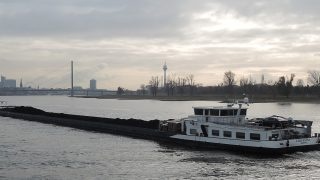Přeprava uhlí na řece Rýn