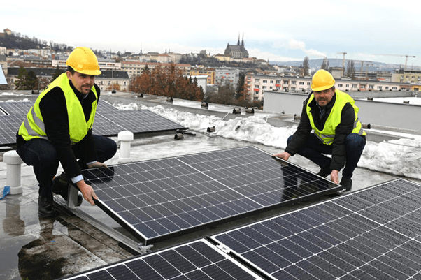 Představení první instalace městské solární elektrárny na střeše bytového komplexu na ulici Vojtova / Zdroj: Petr Hladík