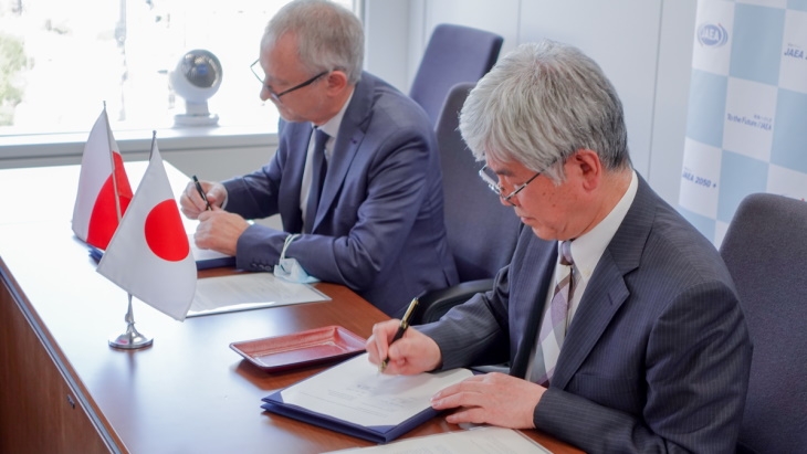 Ceremoniál při podepsání dohody mezi Polskem a Japonskem. Zdroj: JAEA