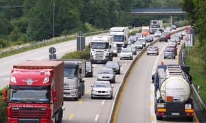 Jak přežít "Hormuzskou krizi"? IEA doporučuje práci z domova a pomalejší jízdu na dálnici