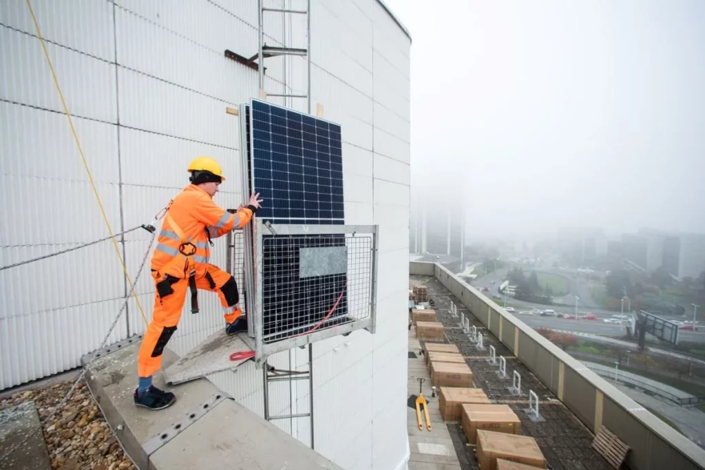 Na střeše Kongresového centra Praha roste fotovoltaická elektrárna. Foto: GreenBuddies