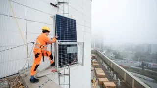 Na střeše Kongresového centra Praha roste fotovoltaická elektrárna. Foto: GreenBuddies
