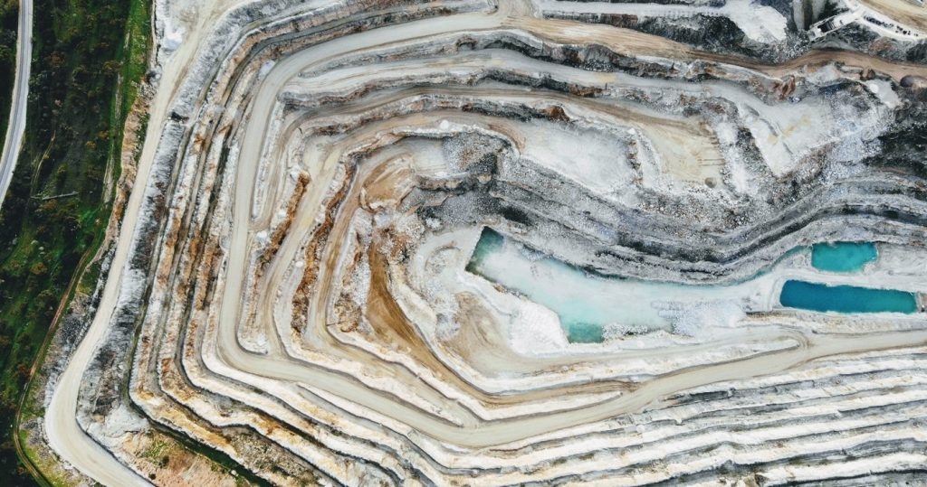 Těžba lithia z horninového prostředí tradiční metodou. Zdroj: EnergyX