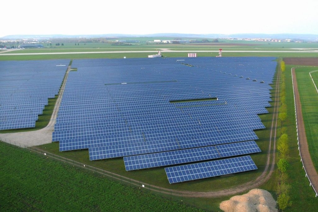 Fotovoltaická elektrárna na bývalém brněnském letišti Tuřany je v současnosti čtvrtá největší v Česku. Foto: Wikipedia
