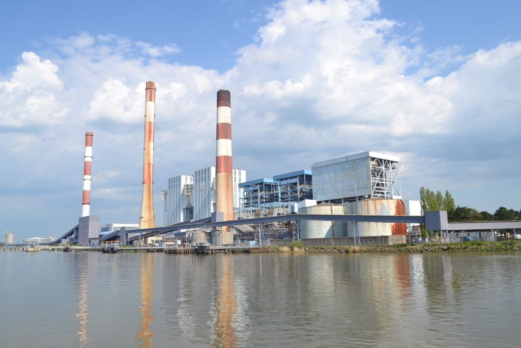 Zdroj: Wikimedia Commons. Uhelná elektrárna Cordemais. 
