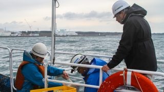 Odběr vzorků mořské vody v okolí jaderné elektrárny Fukušima