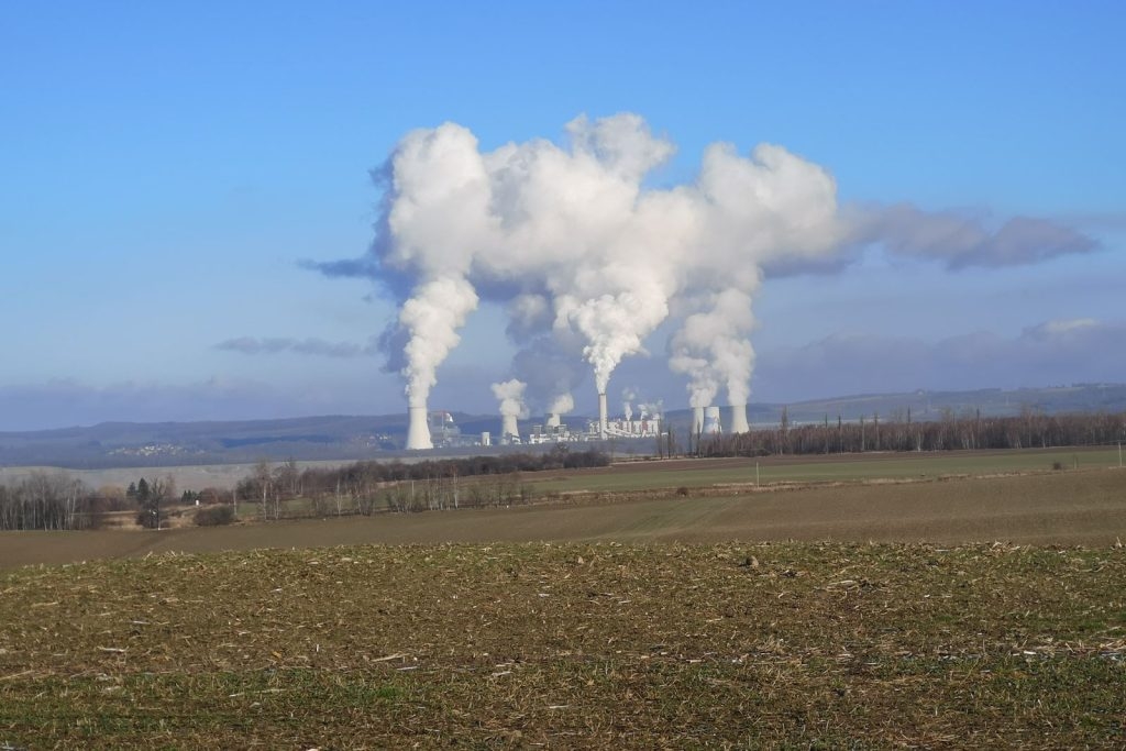 Pohled na uhelnou elektrárnu společnosti PGE v blízkosti dolu Turow od české vesnice Uhelná. Foto: Martina Patočková