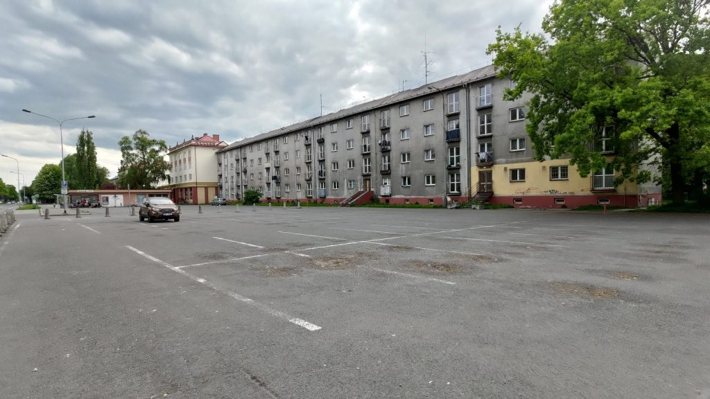 V karvinské čtvrti Nové Město, která je vyloučenou lokalitou, není nouze o volná parkovací místa. Foto: Martina Patočková