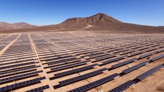 Solární elektrárna v poušti. Zdroj: Antonio Garcia / Unsplash