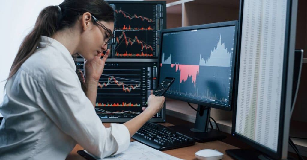 Ceny energetických komodit pokračují v poklesu, navzdory očekávání analytiků