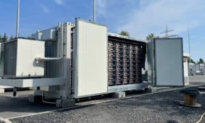 Čína plánuje zdvojnásobit skladovací kapacitu do roku 2027 na 180 GW. Čínské firmy míří do Evropy