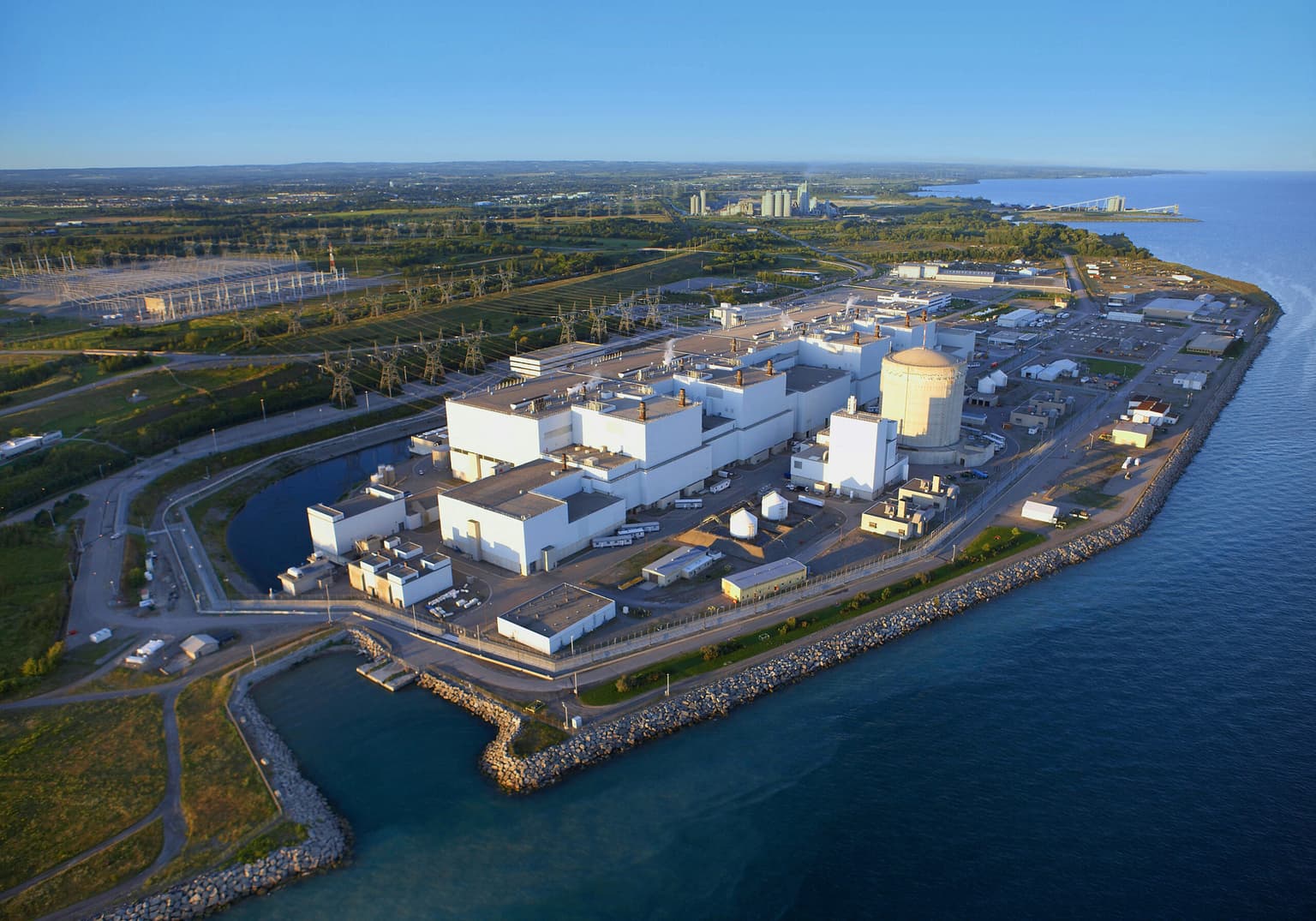 Pohled na kanadskou jadernou elektrárnu Darlington