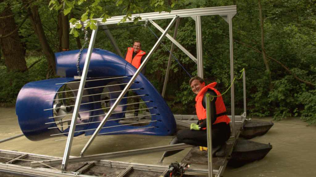 V Bavorsku testují plovoucí vodní elektrárnu. Váží 150 kilogramů a vyrobí elektřinu pro pět domácností