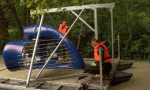 V Bavorsku testují plovoucí vodní elektrárnu. Váží 150 kilogramů a vyrobí elektřinu pro pět domácností
