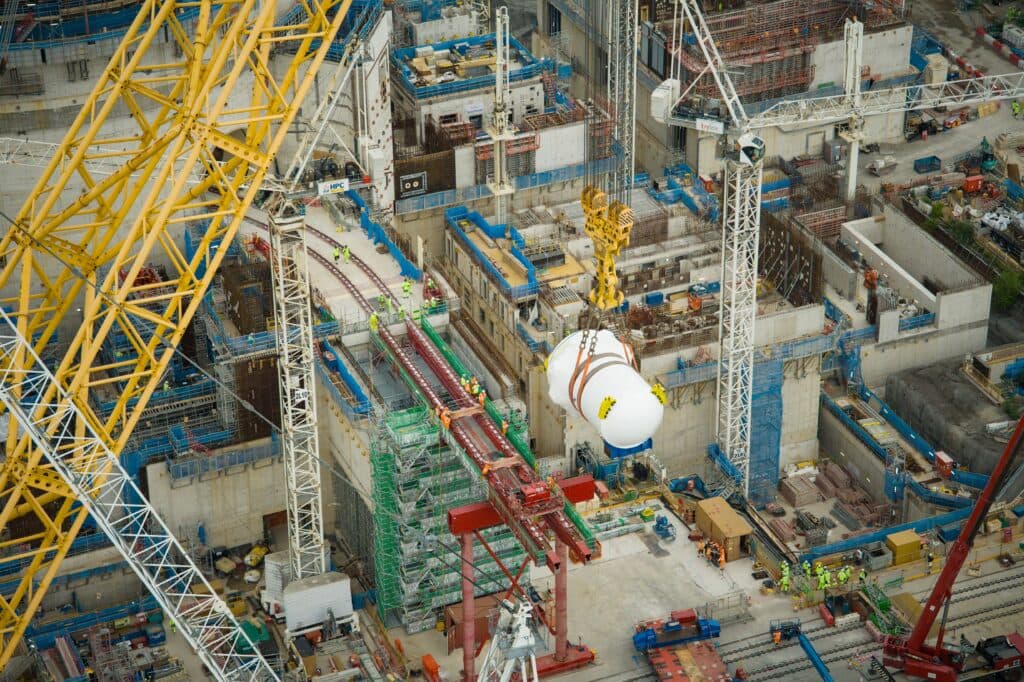 v-jaderne-elektrarne-hinkley-point-c-usadili-tlakovou-nadobu-druheho-reaktoru