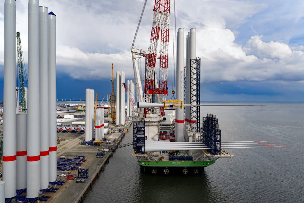 nejvetsi-offshore-vetrny-projekt-rwe-ve-vystavbe-dodal-nemecku-prvni-megawatty