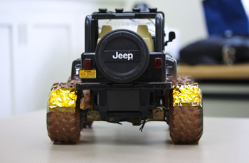Dálkově ovládaný model Jeepu Wrangler demonstrující využití nanogenerátorů pro získávání energie z pneumatik. Zdroj: University od Wisconsin-Madison