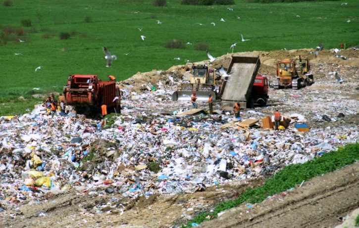 Skládkování- jeden z možných způsobů zpracování odpadu.