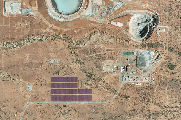 Letecký pohled na důl DeGrussa včetně 34 080 panelů FV elektrárny. Zdroj: Australian Renewable Energy Agency