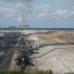 Lignitový povrchový důl a přilehlá elektrárna Jänschwalde. Zdroj GuenterHH https://www.flickr.com/photos/guenterhh/