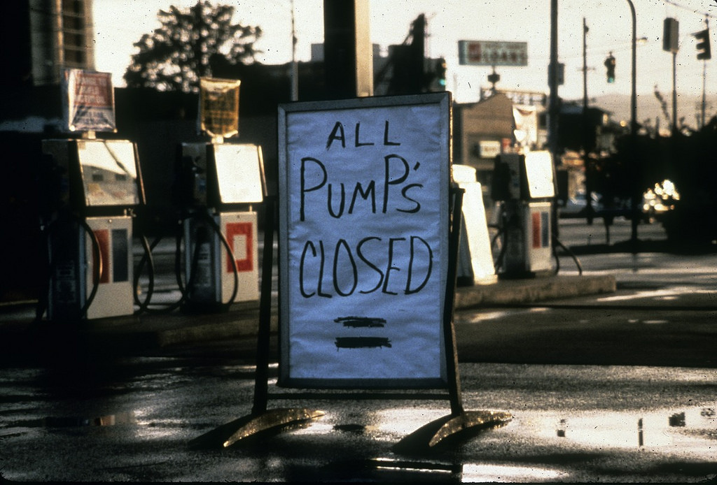 Uzavřená čerpací stanice v době americké ropné krize, 1973.