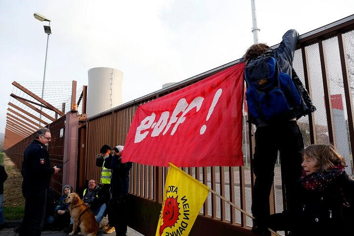 Aktivisté před branou jaderné elektrárny Grohnde, podobný akt zažila každá jaderná elektrárna v Německu. Zdroj: atom alarm-info (flickr.com)