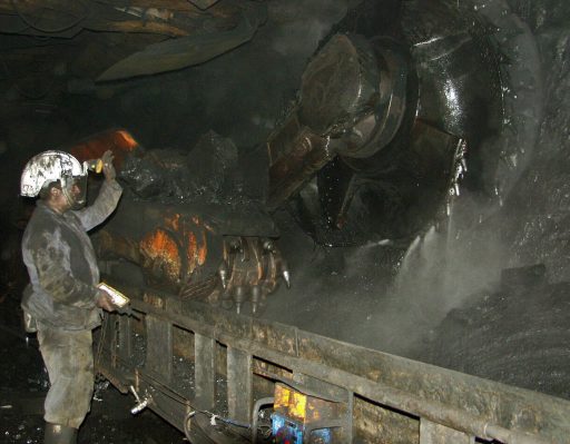 Zatím se v polských dolech uhlí těží, otázkou zůstává, jak dlouho budou schopny za současných tržních podmínek fungovat. Zdroj: Polští horníci míří na další směnu. Jejich další osud je ovšem značně nejistý. Zdroj: www.kwsa.pl 