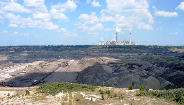 Elektrárna Belchatów s přilehlým dolem uhlí