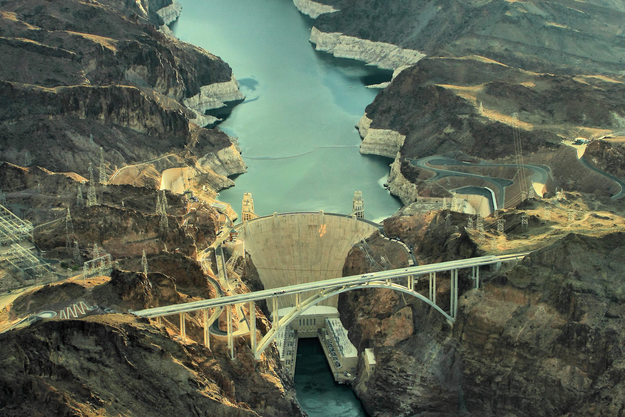Hooverova přehrada v Arizoně patří mezi ty nejznámější. Při její výstavbě byl použit revoluční systém betonáže. V případě, že by veškerý beton měl tuhnout naráz jako monolit, k jeho vytvrdnutí by trvalo přibližně 125 let; Autor fotografie: Ralph Arvesen (Flickr.com)