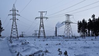 Elektrické vedení v zasněžené krajině