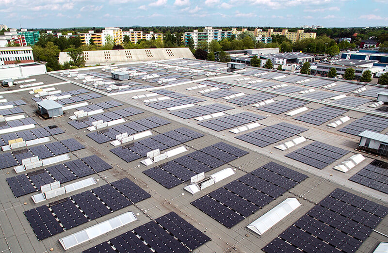Střešní systémy jsou ideální komponenty decentralizovaného využití fotovoltaických zdrojů. Na obrázku je nejmodernější systém firmy BELECTRIC v Berlíně. (Zdroj BELECTRIC).
