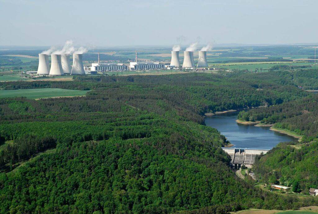 Jaderná elektrárna Dukovany s vyrovnávací nádrží Mohelno (zdroj ČEZ).