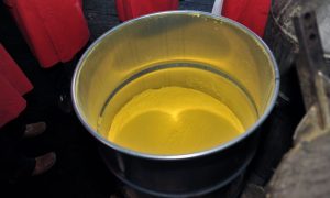 Uranový koncentrát, nazývaný také "žlutý koláč" (yellowcake). Zdroj: IAEA