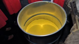 Uranový koncentrát, nazývaný také "žlutý koláč" (yellowcake). Zdroj: IAEA