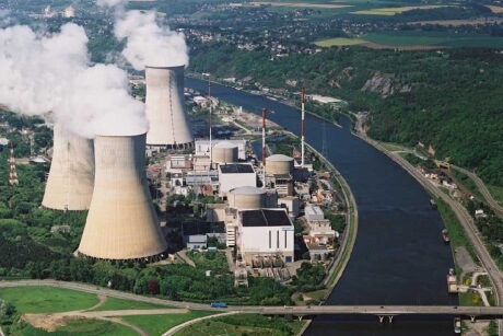 Velkou část nízkoemisní elektřiny v Belgii produkují jaderné bloky. Na fotografii je elektrárna Tihange. (Zdroj Electrabel).