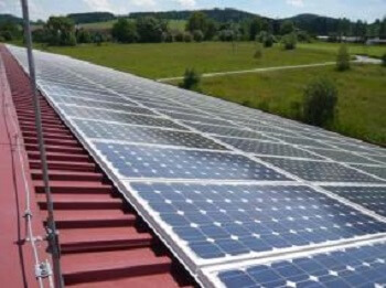 Nejefektivnější je u nás fotovoltaika v podobě decentralizovaných zdrojů na střechách budov (zdroj SOLARENVI)