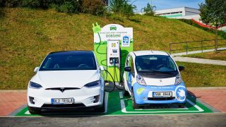 ABB fast-charging station for electric vehicles launched at a Lidl store. Zdroj: ABB