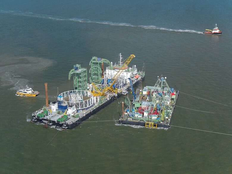 Plavidla převážející část kabelů pro německou podmořskou část vedení NordLink. Zdroj: TenneT