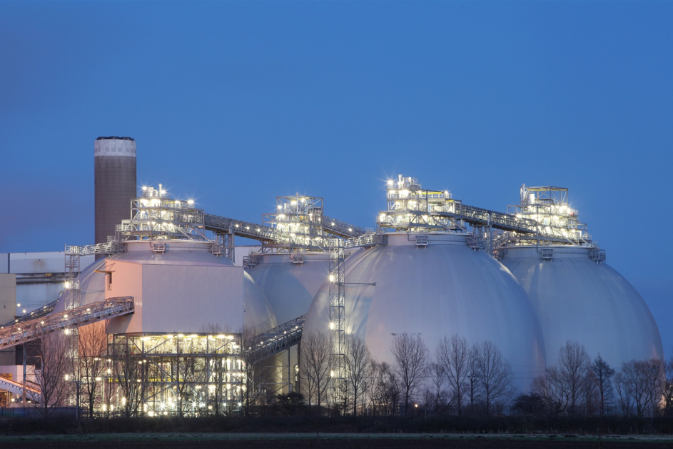 Uhelná elektrárna Drax ve Velké Británii přešla na spalování biomasy, zásobníky na biomasu (zdroj Drax).