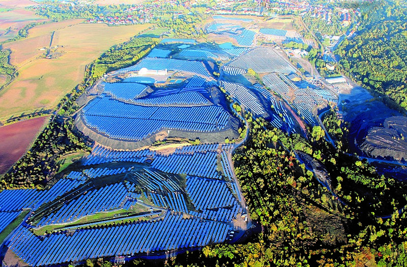 Ani velká část solární energie nedodávají malé decentralizované zdroje. Německá fotovoltaická elektrárna Krughütte s výkonem 29,1 MW (zdroj Parabel GmbH).